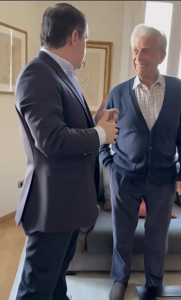Alberto Dacasa conversando con Mario Vargas Llosa.