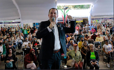 Alberto Dacasa apoyando a emprendedores en el desarrollo de sus proyectos.
